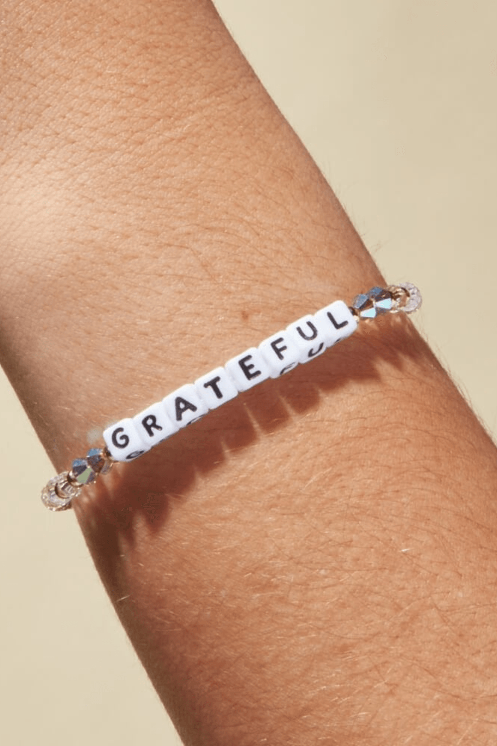 GRATEFUL in Arrow / White