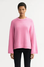 Soft Goat Chunky Crew Neck Cashmere Sweater in Pink
