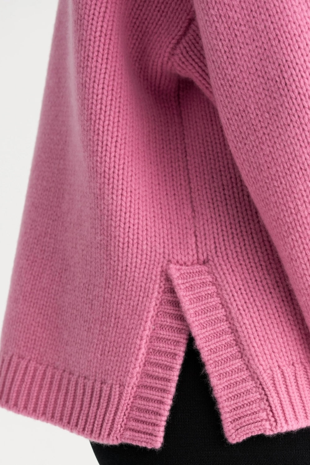 Soft Goat Chunky Crew Neck Cashmere Sweater in Pink