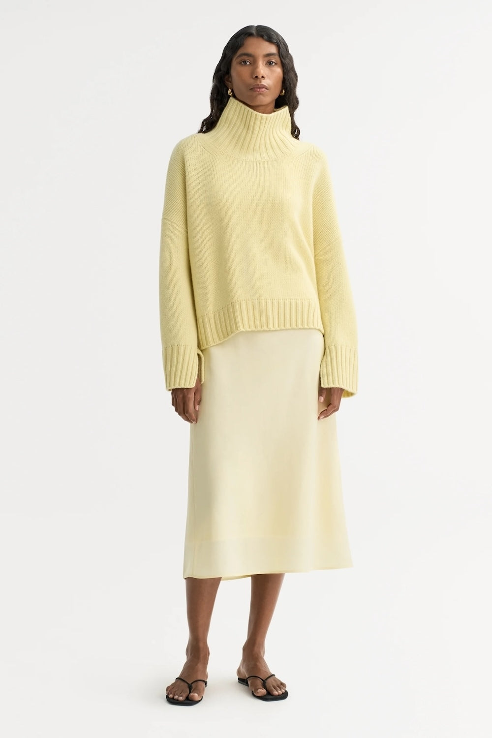 Girlfriend Turtleneck Cashmere Sweater in Honeydew