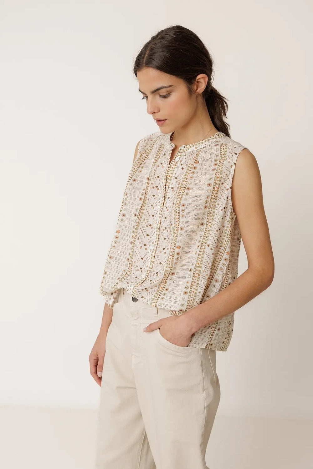 Sleeveless Shirt in Ecru Pattern