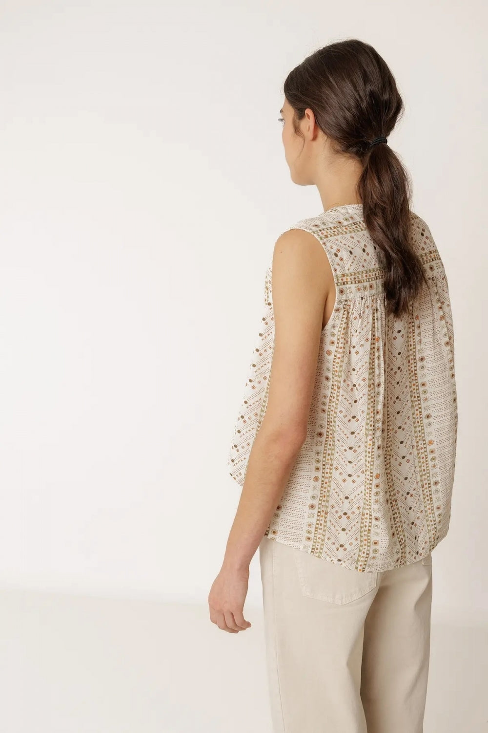 Sleeveless Shirt in Ecru Pattern