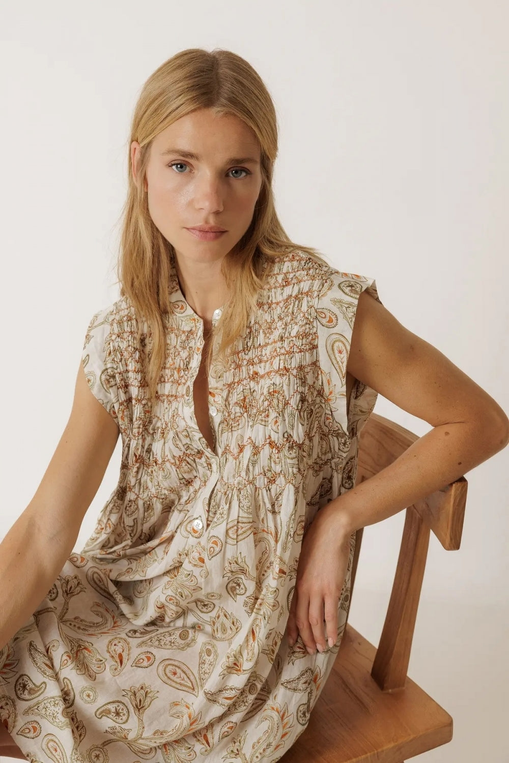 Sleeveless Dress in Khaki Paisley