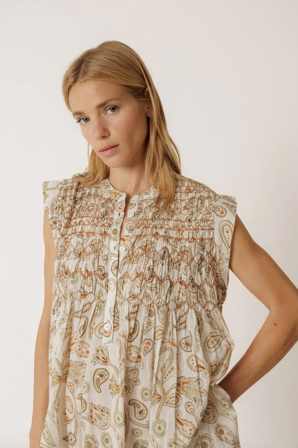 Sleeveless Dress in Khaki Paisley