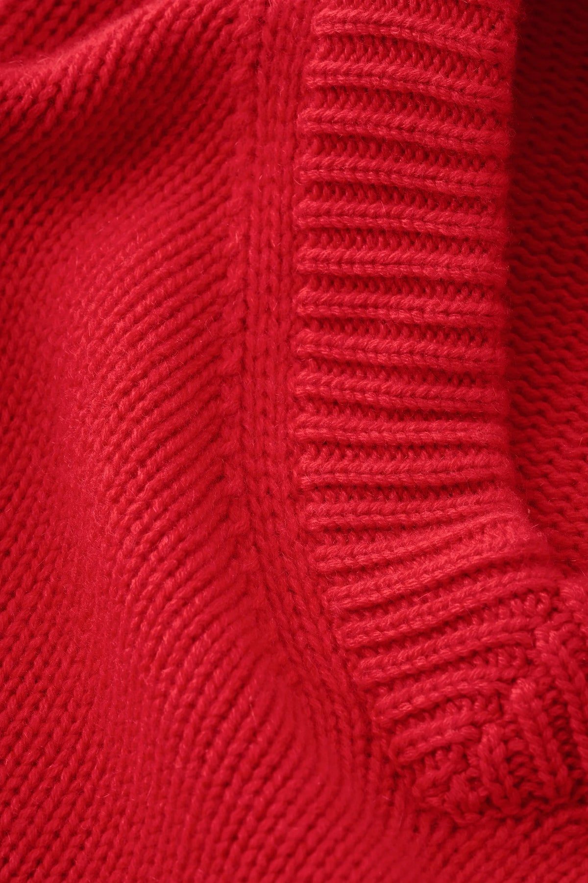 SOFT GOAT Chunky V-neck in Rouge