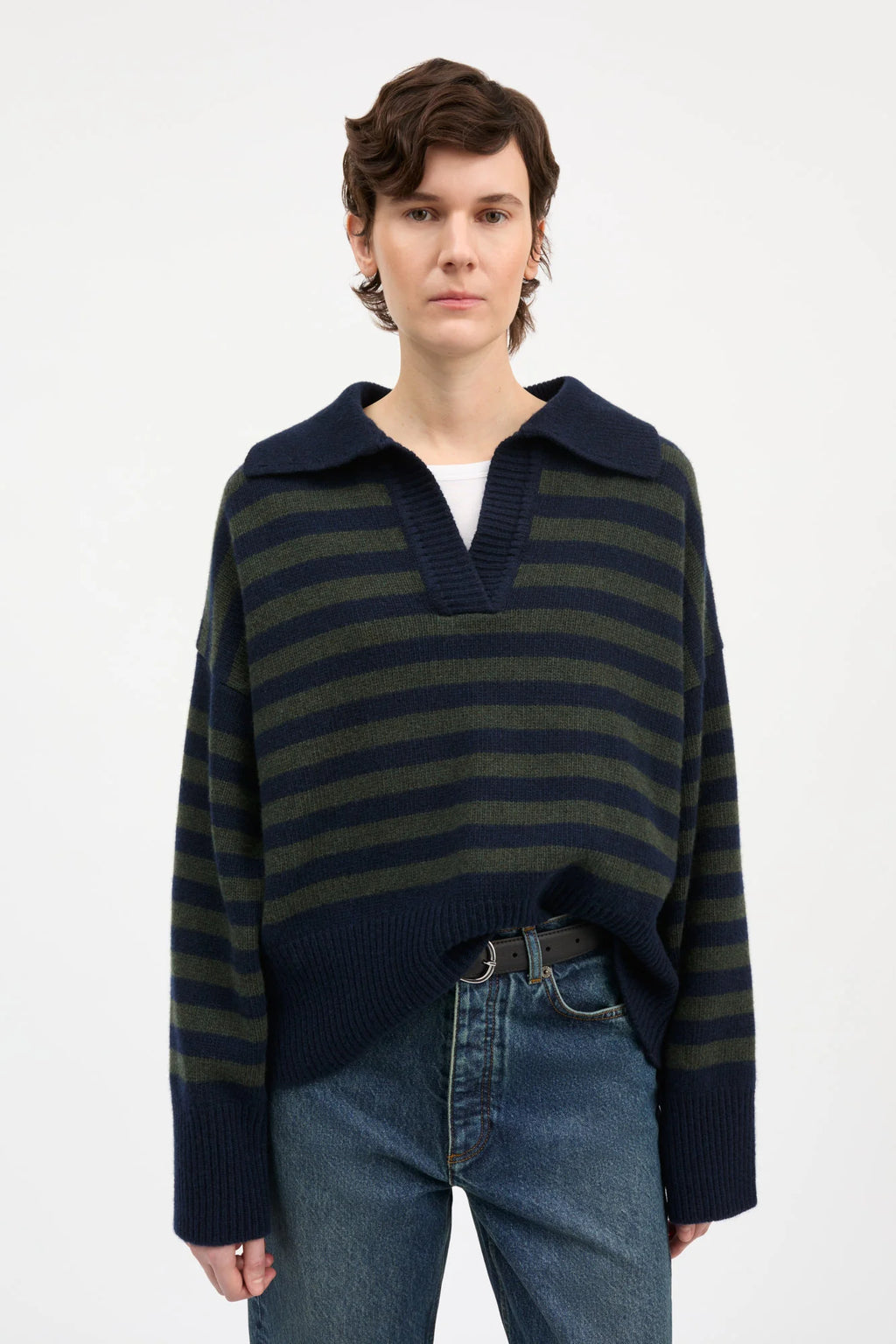 Skall Studio Dean V-Neck Jumper in Navy / Dark Green Stripe