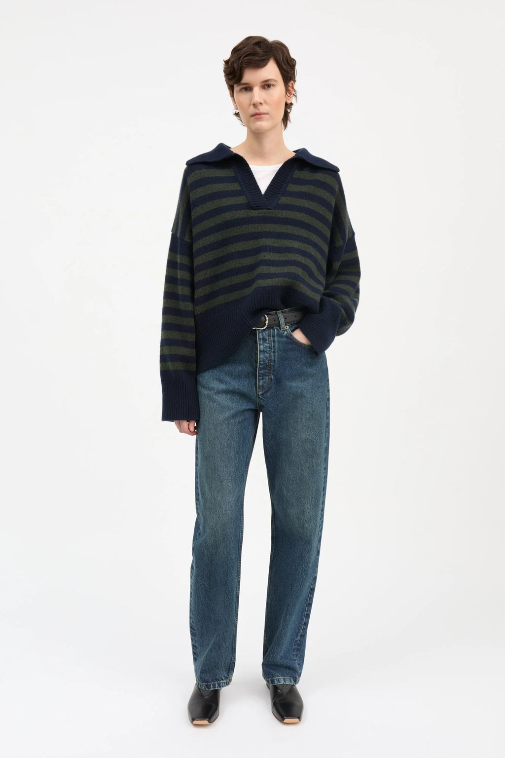 Skall Studio Dean V-Neck Jumper in Navy / Dark Green Stripe
