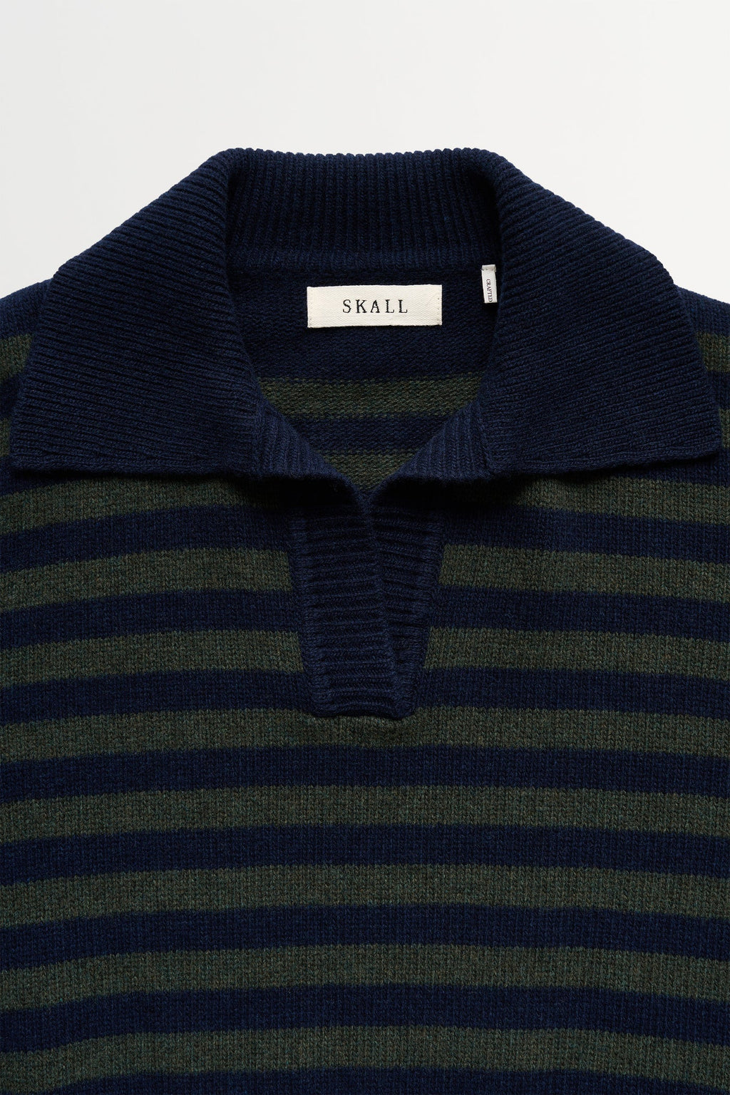 Skall Studio Dean V-Neck Jumper in Navy / Dark Green Stripe