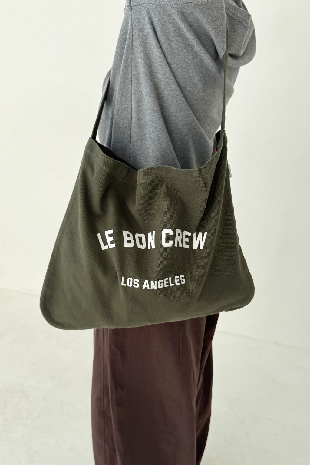 Le Bon Crew Happy Carry Bag in Olive