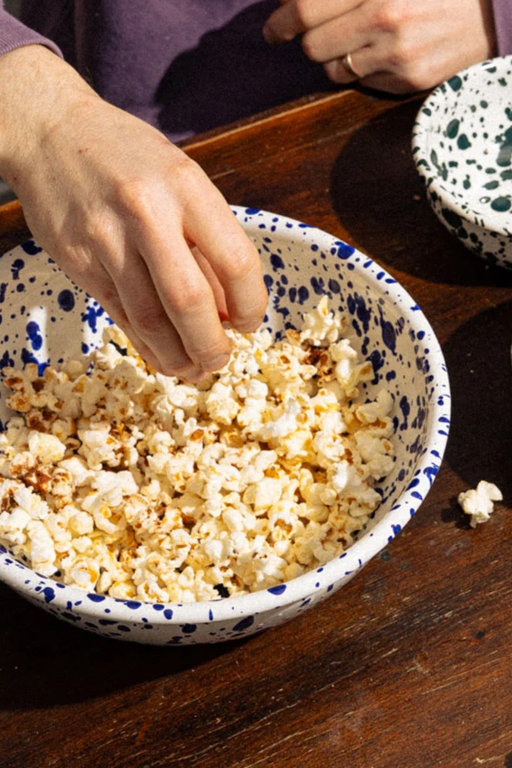 Yod & Co Splatter Enamel Salad Bowl in Cream / Blue